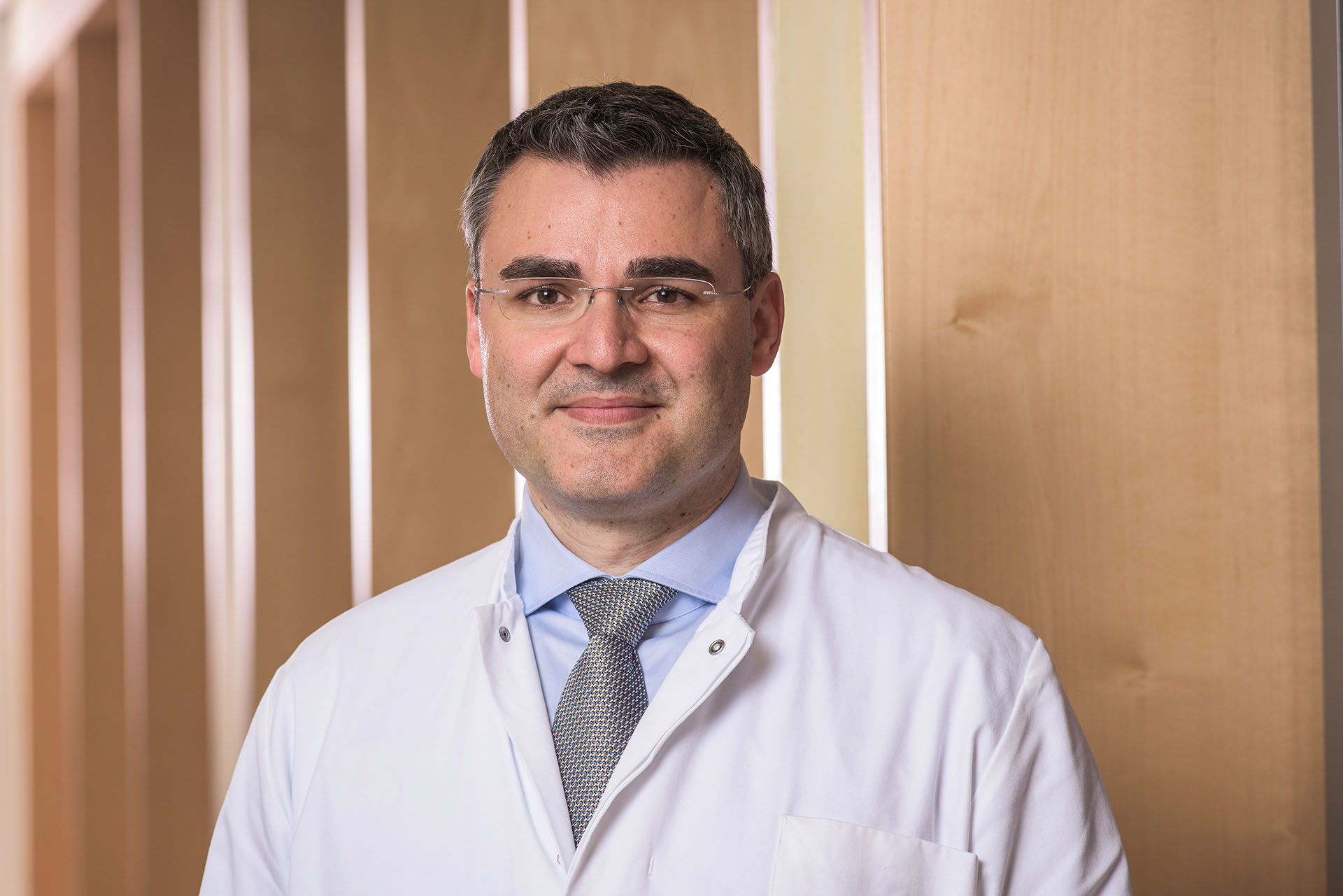 Portrait von Herrn Dr. med. Dimitrios Vlachos, Leitender Oberarzt der Klinik für Orthopädie in den DR. ERLER KLINIKEN.