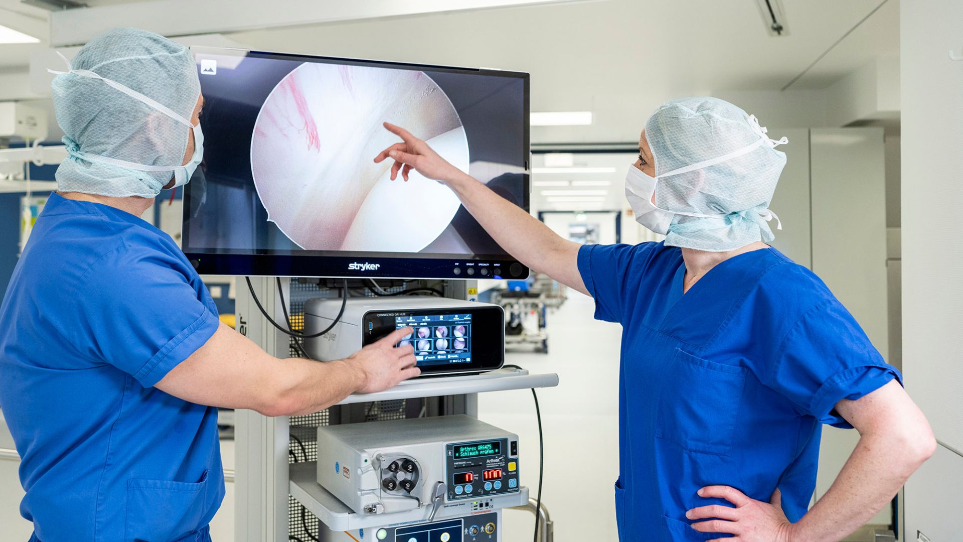 Zwei Ärzte sprechen sich über eine Operation. 