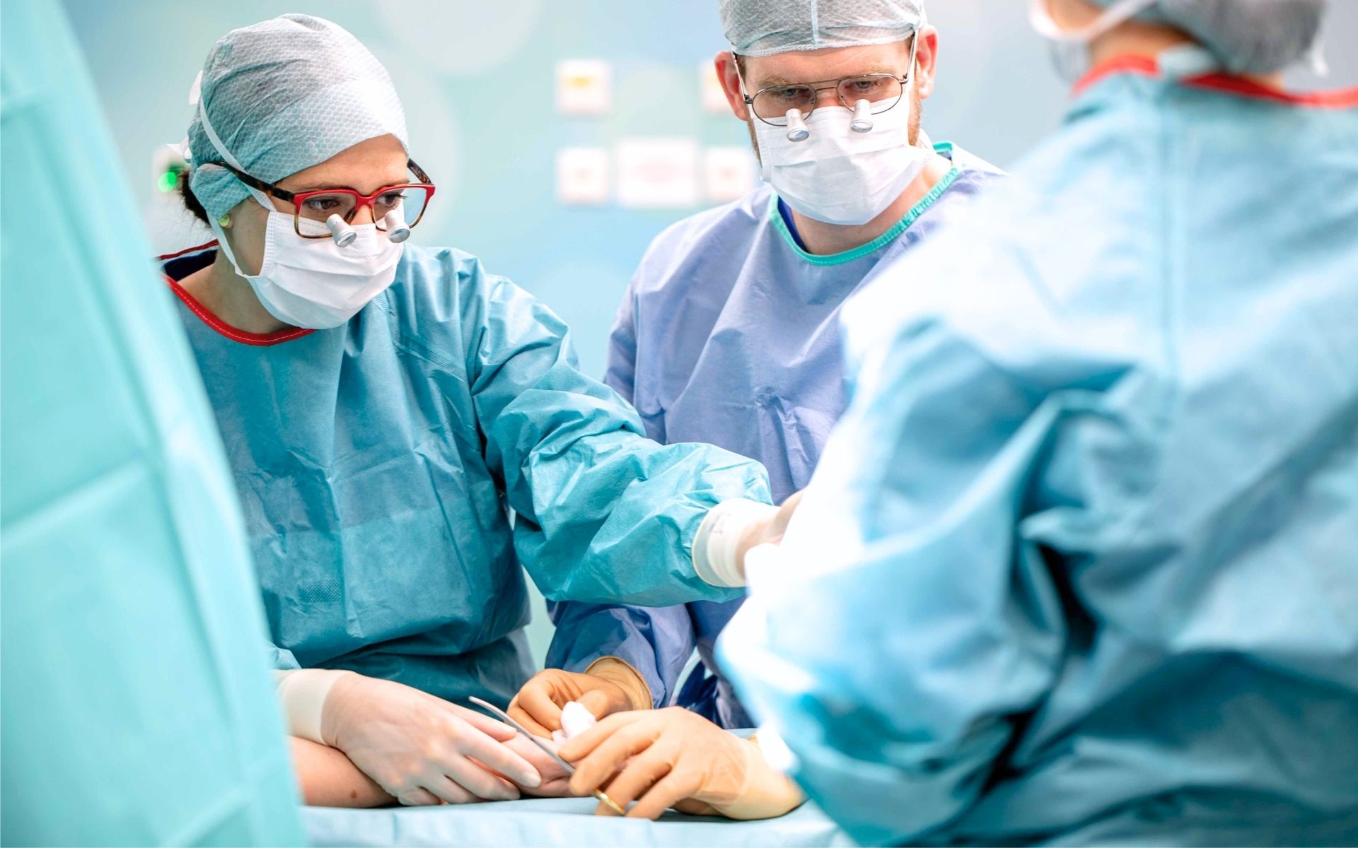 Frau Dr. med. Beate Blank mit ihrem Team bei einer Operation.