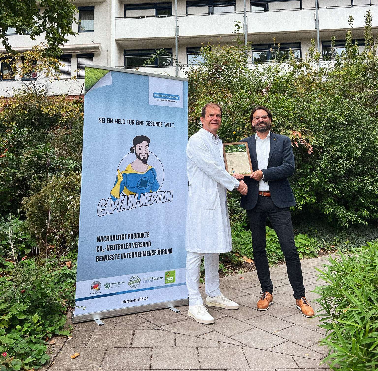 Herr Dr. Anders bekommt das Neptunus Zertifikat für unsere Klinik überreicht.