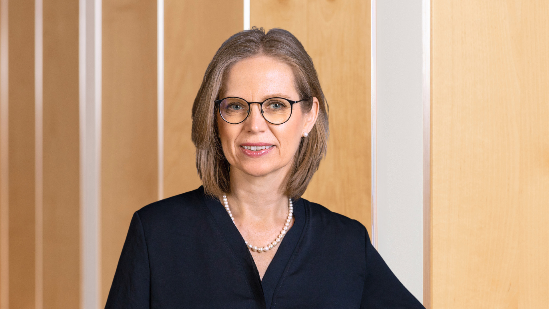 Portrait von Frau Andrea Carl, Mitglied des Stiftungsrates der Dr. Fritz Erler Stiftung.