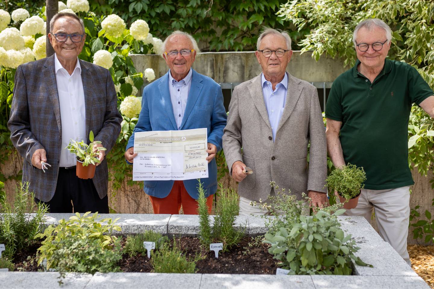 Die Spendenübergabe der Manfred Roth Stiftung für den Kräutergarten der DR. ERLER REHA.