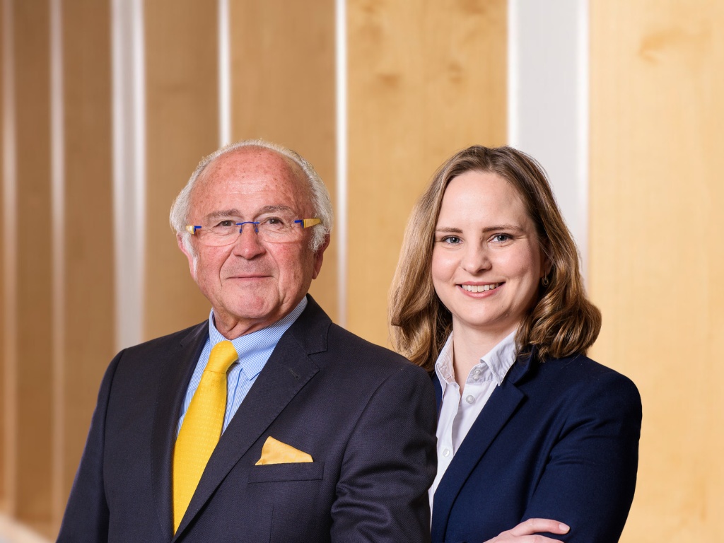 Herr Prof. Dr. Börner, Vorstandsvorsitzender und Frau Rilling, stellvertretende Vorstandsvorsitzende der DR. FRITZ ERLER STIFTUNG. 