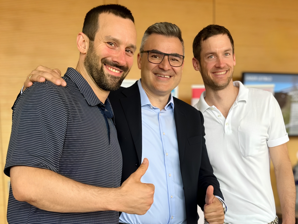 Steffen Kistmacher neben Dr. med. Dimitrios Vlachos und Dr. med. Alexander Mahnke zeigen gemeinsam "Daumen hoch"  