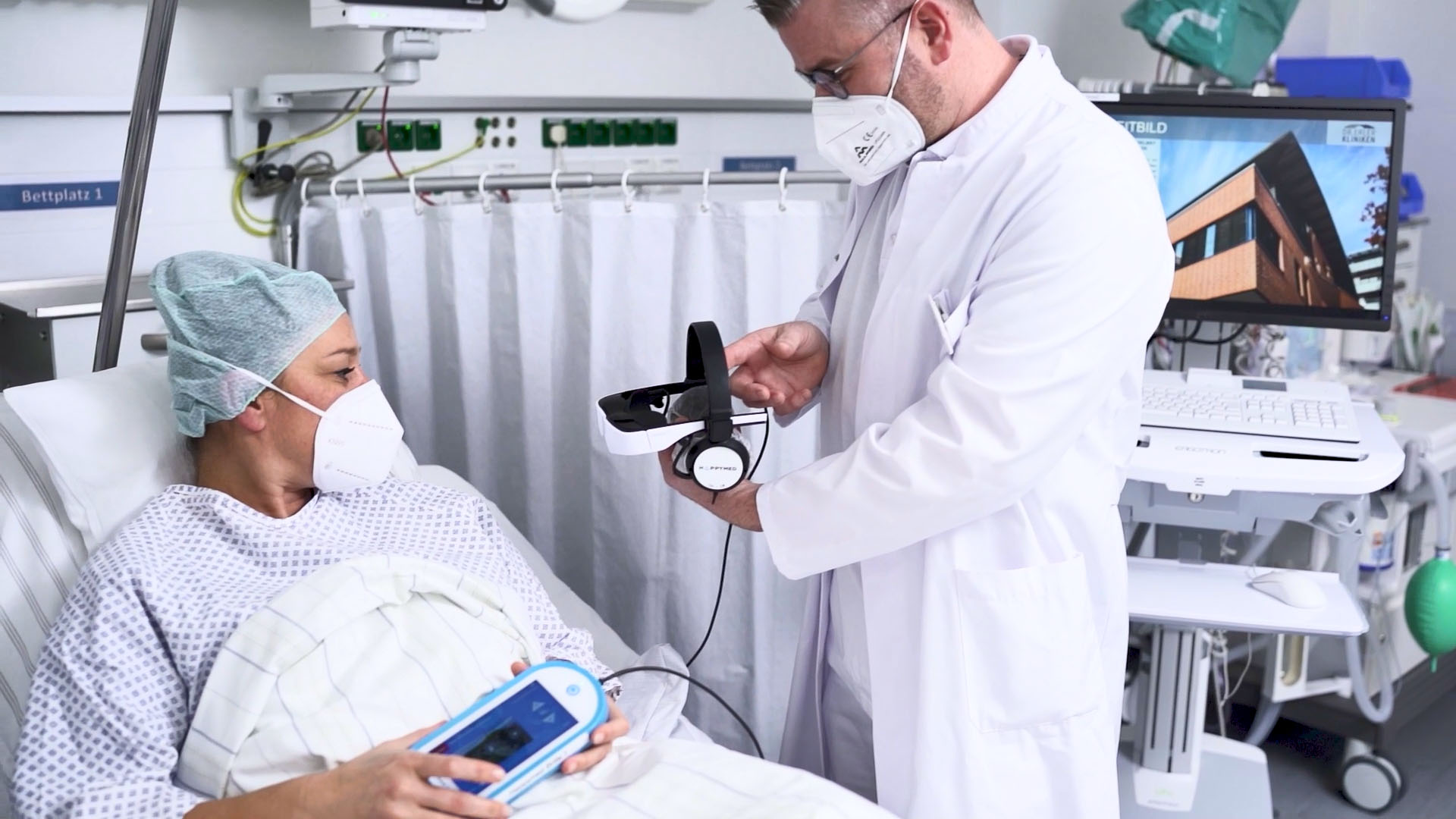 Ein Arzt erklärt seiner Patientin die HappyMed-Videobrille für die Operation. 