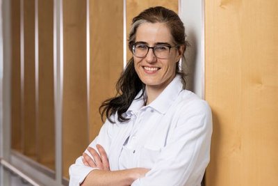 Dr. med. Diana Fischer-Cichy Portrait von Frau Dr. med. Diana Fischer, Oberärztin der Klinik für Viszeral- und Gefäßchirurgie in den DR. ERLER KLINIKEN.