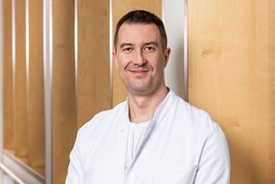 Dr. med. Andreas Ares Colocithas Portrait von Herrn Dr. med. Andreas Ares Colocithas, Oberarzt der Klinik für Orthopädie in den DR. ERLER KLINIKEN.