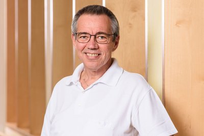 Dr. med Bernhard Heß Portrait von Herrn Dr. med. Bernhard Heß, Oberarzt der Anästhesie & Intensivmedizin in den DR. ERLER KLINIKEN.