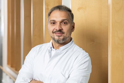 Dr. med. Evangelos Georgomanos Portrait von Herrn Dr. med. Evangelos Georgomanos, Leitender Oberarzt der Klinik für Orthopädie in den DR. ERLER KLINIKEN.