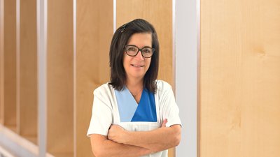 Anett Kiesel Portrait von Frau Anett Kiesel, Stationsleitung der Ebene 5 in den DR. ERLER KLINIKEN.