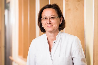 Dr. med. Ingrid Görzig Portrait von Frau Dr. med. Ingrid Görzig, Leitende Ärztin der Klinik für Orthopädie in den DR. ERLER KLINIKEN.