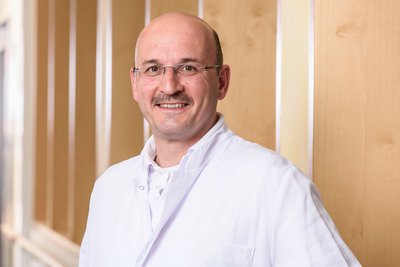 Dr. med. Reinhard Hörner Portrait von Herrn Dr. med. Reinhard Hörner, Oberarzt der Klinik für Unfallchirurgie in den DR. ERLER KLINIKEN.