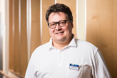 Dr. med. Michael Hoffmann Portrait von Herrn Dr. med. Michael Hoffmann, Facharzt der Klinik für Viszeral- und Gefäßchirurgie in den DR. ERLER KLINIKEN.