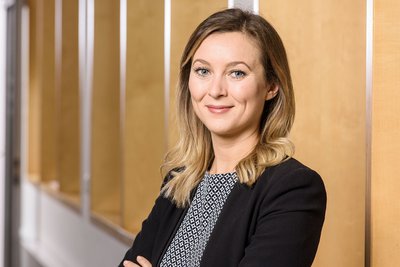Eva Maria Hellweg Portrait von Frau Eva Maria Götz, Mitarbeiterin in der Kommunikation und Unternehmensentwicklung.
