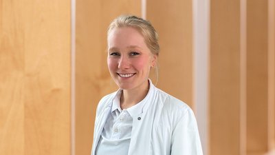 Dr. med. univ. Sophie Rüther Portrait von Frau Dr. med. univ. Sophie Rüther, Assistenzärztin der Klinik für Unfallchirurgie in den DR. ERLER KLINIKEN.