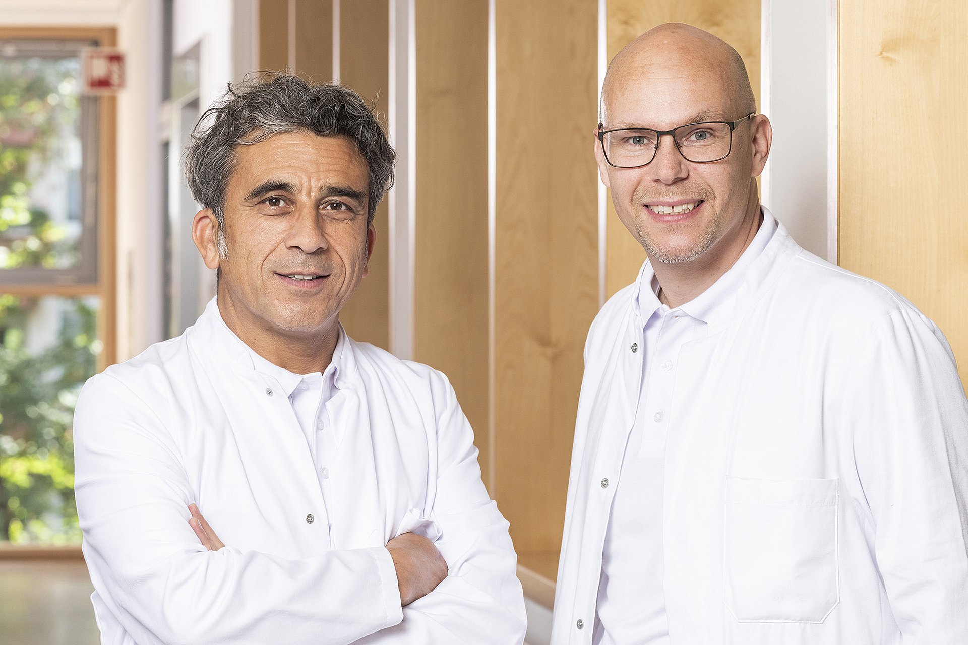 Dr. Krüger, Chefarzt der Klinik für Innere Medizin für den Bereich Kardiologie und Dr. Zahn, leitender Oberarzt der Klinik für Innere Medizin. 