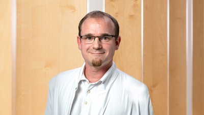 Dr. med. Christoph Grobe Portrait von Herrn Dr. med. Christoph Grobe, Oberarzt der Klinik für Unfallchirurgie in den DR. ERLER KLINIKEN.