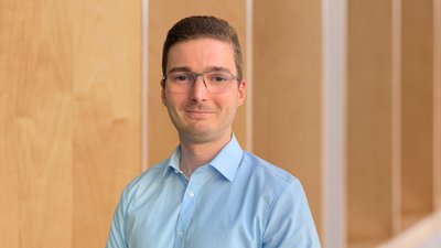Mathias Schwamm Portrait von Herrn Mathias Schwamm, Leitung der Finanzbuchhaltung, Anlagen-, Kreditoren-, Debitorenbuchhaltung in den DR. ERLER KLINIKEN.