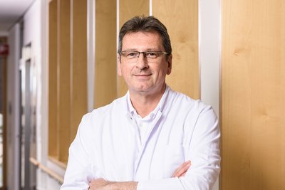 Dr. med. Thomas Klenk Portrait von Herrn Dr. med. Thomas Klenk, Leitender Oberarzt der Klinik für Unfallchirurgie in den DR. ERLER KLINIKEN.