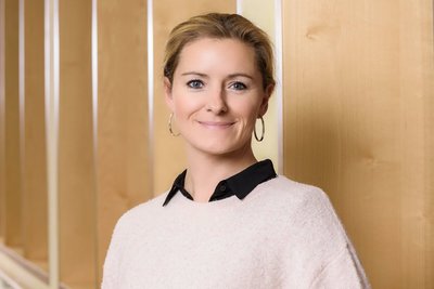Kerstin Standfest Portrait von Frau Kerstin Standfest, Mitarbeiterin in der Kommunikation und Unternehmensentwicklung.