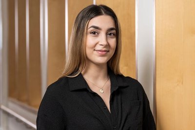 Oriana Lazar Portrait von Frau Oriana Yoiel-Khoshaba, Mitarbeiterin im Büromanagement der Geschäftsleitung in den DR. ERLER KLINIKEN.