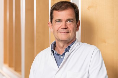 Priv.-Doz. Dr. med. Jens Anders Portrait von Herrn Priv.-Doz. Dr. med. Jens Anders, Chefarzt der Klinik für Orthopädie in den DR. ERLER KLINIKEN.